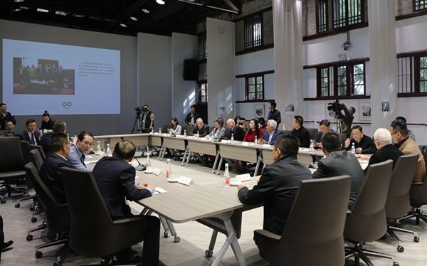 (参加设计沙龙会议)
